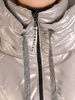 Srebrna kurtka z dresowymi wstawkami i szeroką stójką 31946