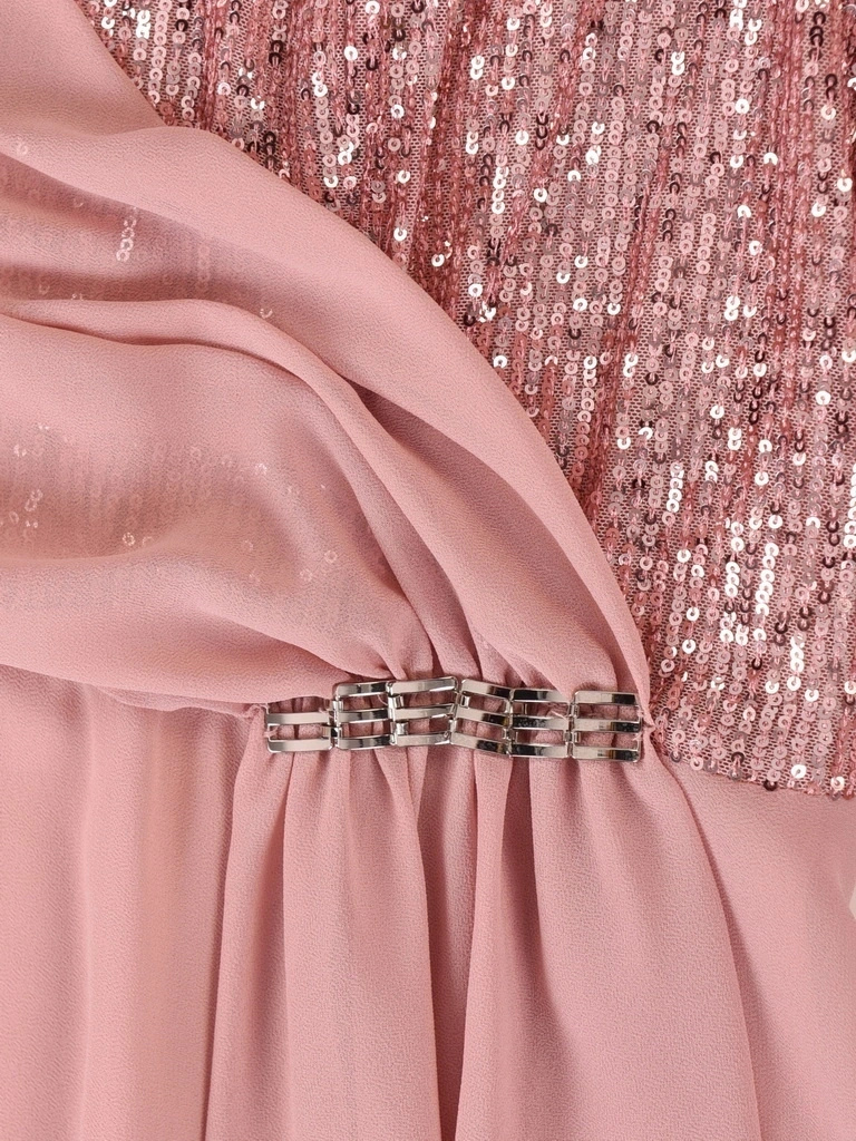 Różowa sukienka rozkloszowana z cekinami na wesele – elegancki dekolt serek i szarfa w talii 39890