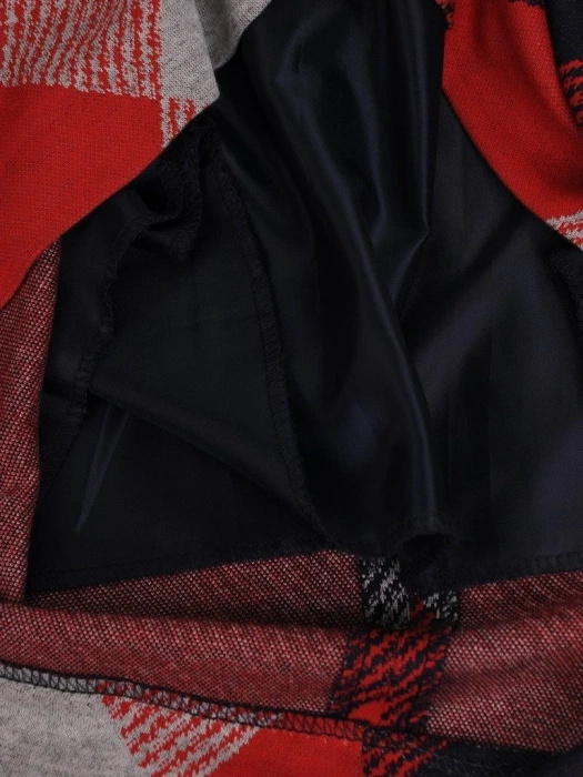 Elegancka sukienka jesienna midi w kratę – prosty fason z przeszyciami wysmuklający sylwetkę 4866