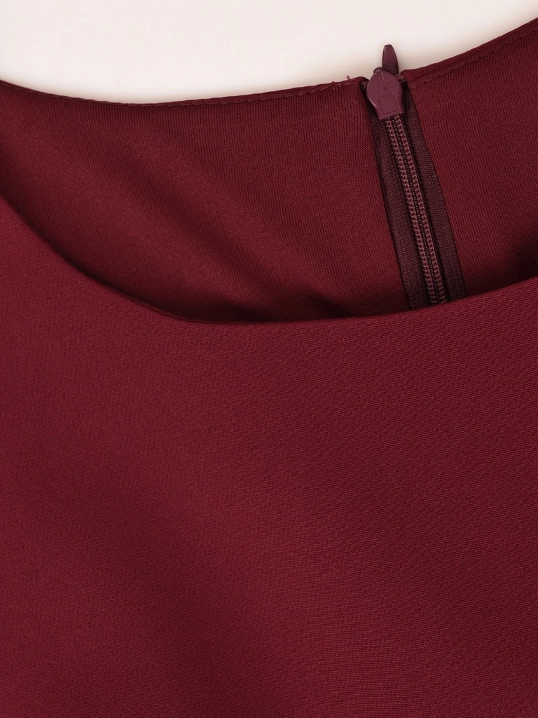 Elegancka bordowa garsonka na wesele w kratkę – prosty fason midi z paskiem modelującym talię 40458