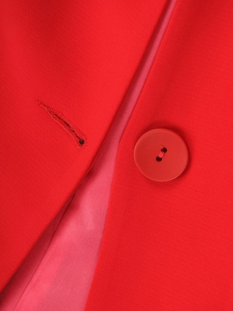 Elegancki czerwony żakiet damski ze stójką – taliowany fason z ozdobnie wyciętym dekoltem 42223