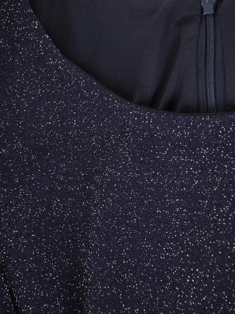 Elegancka granatowa kreacja wizytowa z rękawem 3/4 – pionowe zaszewki optycznie wyszczuplające 32059