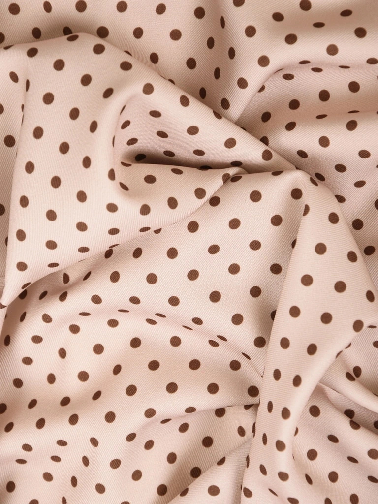 Beżowa sukienka maxi w groszki z asymetrycznym dekoltem – rozkloszowany fason z kwiatem akcentującym talię 41558