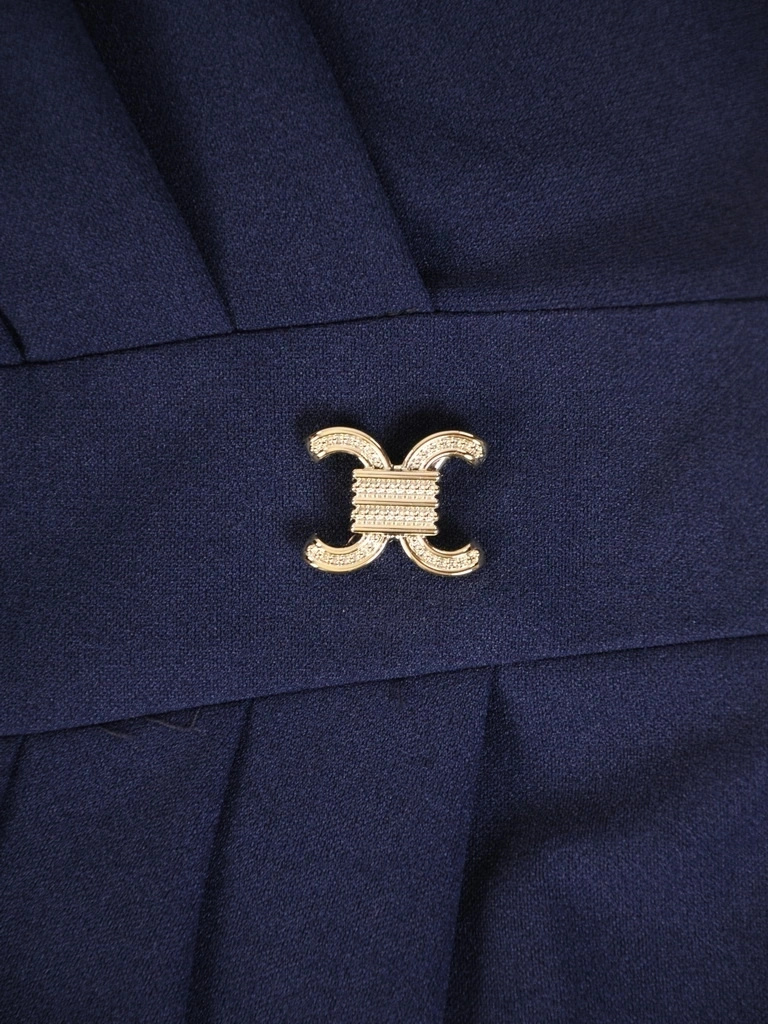 Elegancka granatowa sukienka prosta midi – ozdobna broszka i wysmuklające marszczenie 34383