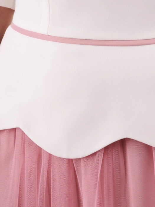 Elegancka sukienka na wesele rozkloszowana pudrowy róż – modelujący fason z baskinką 35226