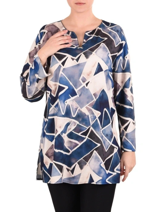 Elegancka bluzka plus size z geometrycznym wzorem, prosty fason – z dekoltem V optycznie wysmuklającym sylwetkę i broszką 41076