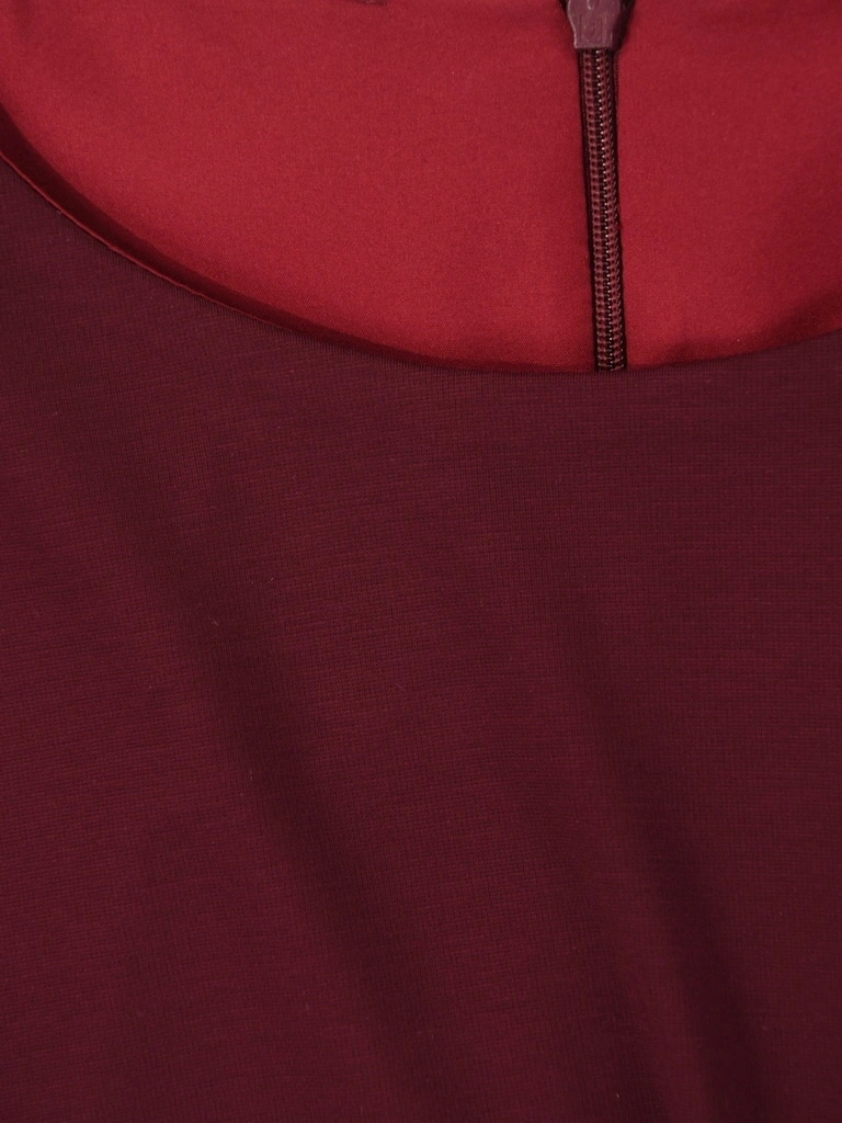 Burgundowa sukienka wizytowa o prostym kroju – modelujące sylwetkę marszczenie i subtelne rozcięcie 40938