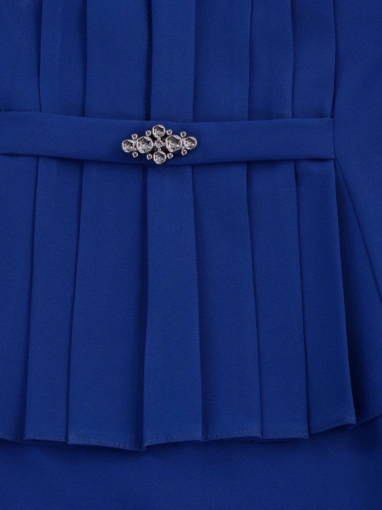 Chabrowa sukienka midi na andrzejki i przyjęcia – prosty krój z eleganckim plisowaniem i broszką 7164