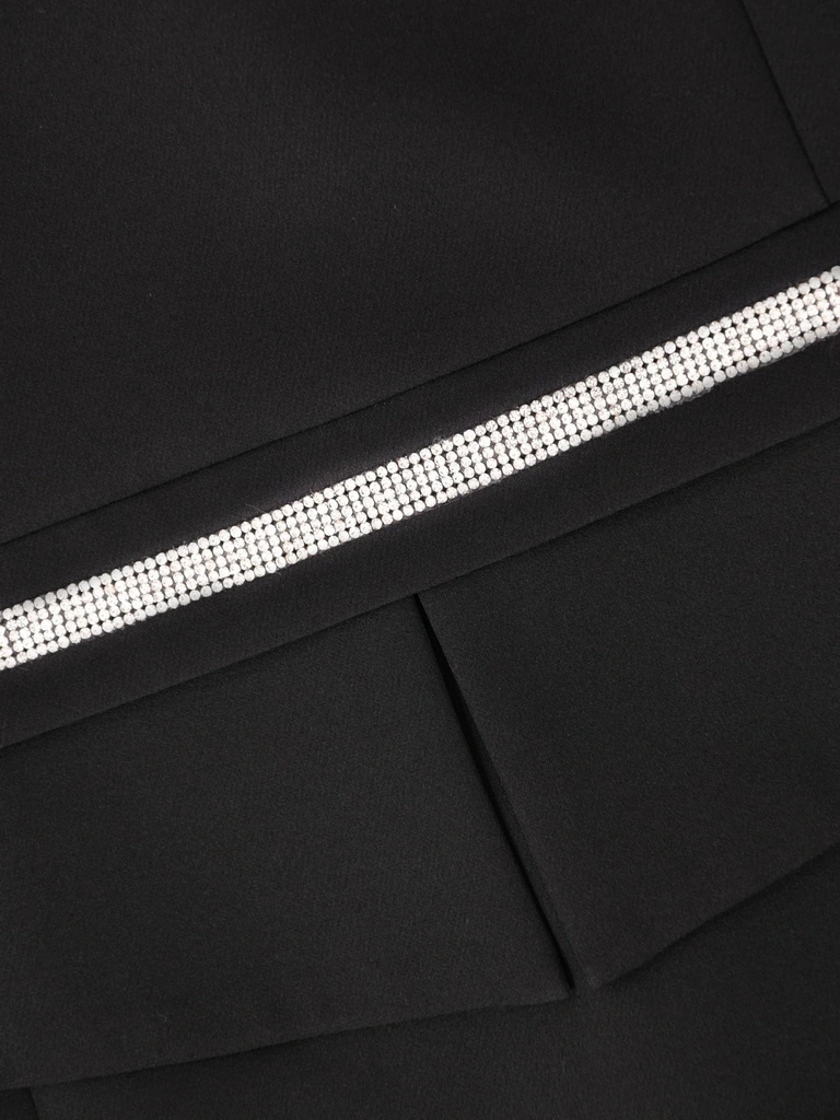 Czarna sukienka koktajlowa z długim rękawem – prosty fason z akcentującą talię baskinką i cyrkoniami 40658