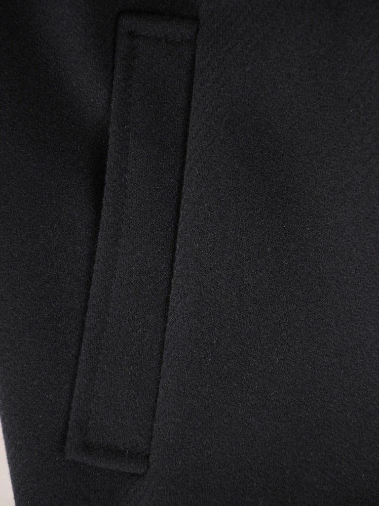 Elegancki płaszcz damski czarny na jesień i zimę – prosty krój z paskiem podkreślającym sylwetkę 37513