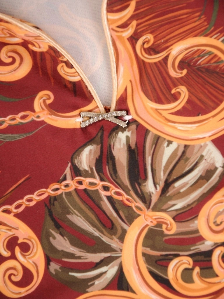 Stylowa bluzka w barokowe ornamenty z dekoltem V – wysmuklający fason zakrywający linię brzucha 32844