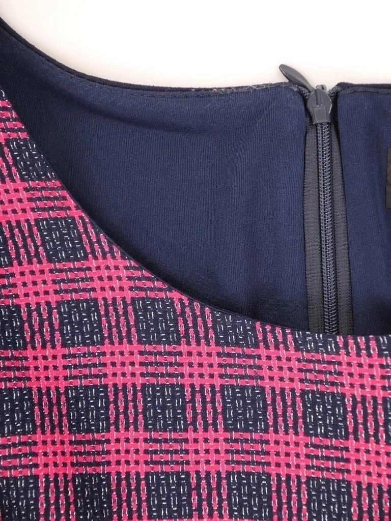 Klasyczna sukienka biurowa w kratę z rękawem 3/4 – prosty krój z ozdobnymi mankietami na jesień 30480