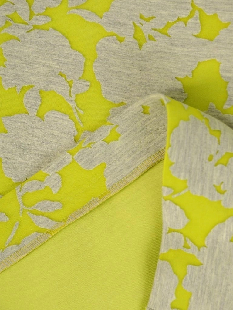 Limonkowa sukienka ołówkowa w kwiaty – zmysłowy fason midi podkreślający sylwetkę 28617