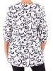Elegancka bluzka plus size biała z granatowym wzorem, dekolt V i rękaw 3/4 – prosty krój, który wysmukla sylwetkę 40816