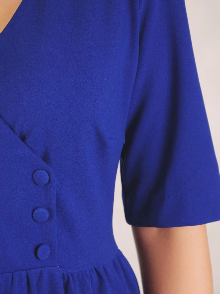 Elegancka sukienka rozkloszowana chabrowa z kieszeniami – fason z dekoltem w serek wysmuklający sylwetkę 30386