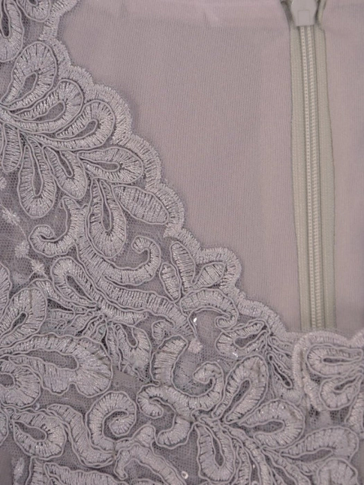 Elegancka szara sukienka prosta z dekoltem serek – pionowe zaszewki wyszczuplające sylwetkę 25188