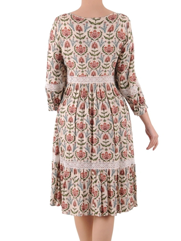 Beżowa sukienka rozkloszowana w kwiaty – lekki fason z wiązaniem modelujący sylwetkę 39538