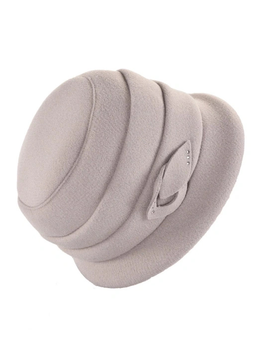 Szary kapelusz damski cloche w stylu retro – elegancki model z krótkim rondem, ozdobną wstawką i cyrkoniami 40912