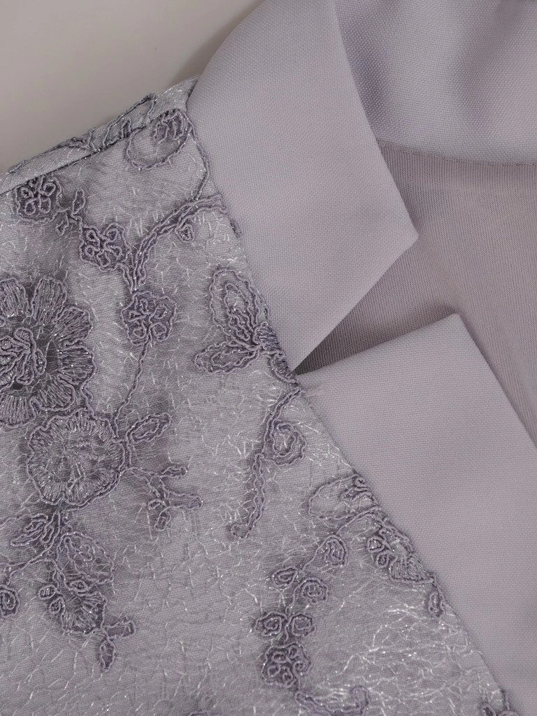 Popielata sukienka wizytowa na wesele o prostym kroju – koronkowe rękawy i szykowna baskinka 20959