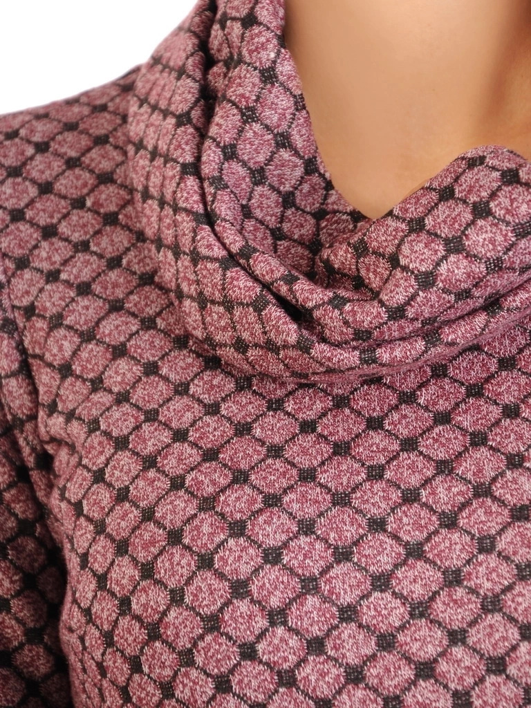 Elegancka fioletowa sukienka jesienna do pracy – prosty fason modelujący sylwetkę zaszewkami 34363