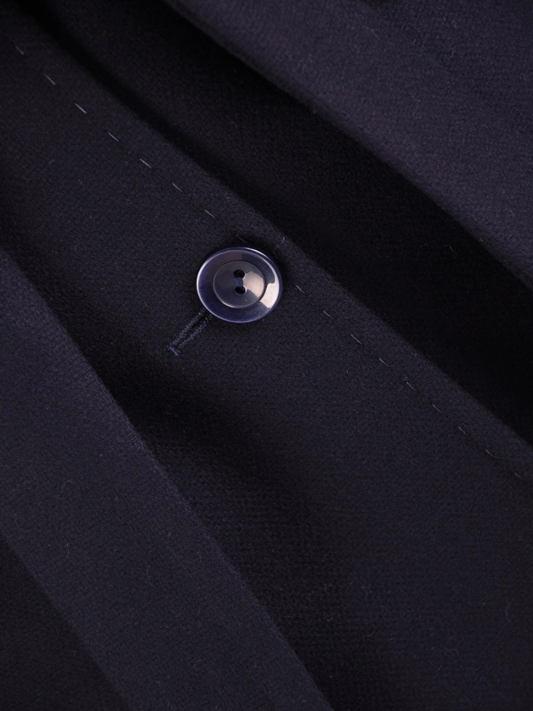 Elegancki płaszcz damski na jesień i zimę granatowy – klasyczny model z kołnierzem i paskiem 42239