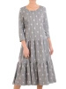 Szara sukienka rozkloszowana maxi w grochy – stylowy model z rękawem 3/4 tuszujący biodra 31249