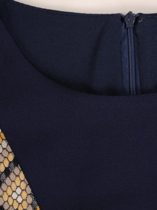 Elegancka sukienka damska w granatowy wzór – prosty fason z ozdobną klamrą akcentującą figurę 27508