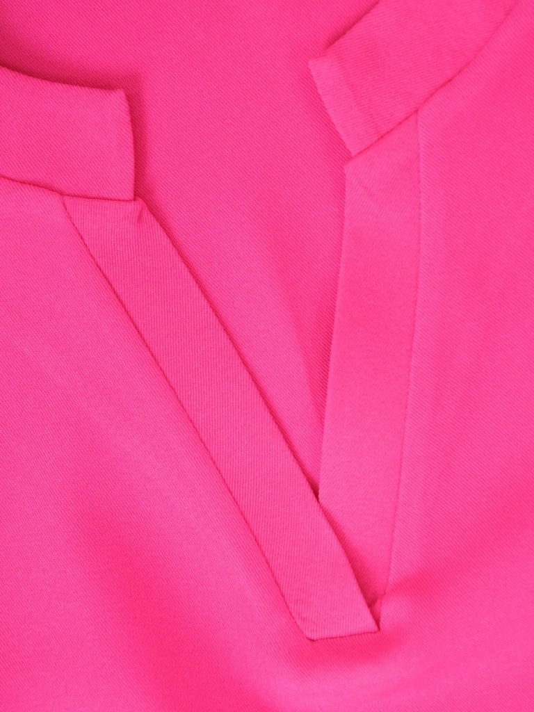 Elegancka bluzka wizytowa w kolorze amarantowym – prosty fason z ozdobnym dekoltem V 38420