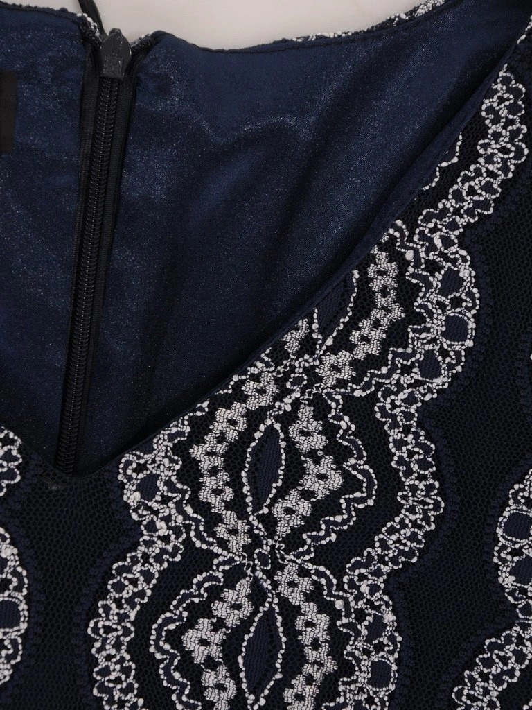 Wizytowa granatowa sukienka midi z koronką – prosty fason z dekoltem w serek na święta i andrzejki 5158