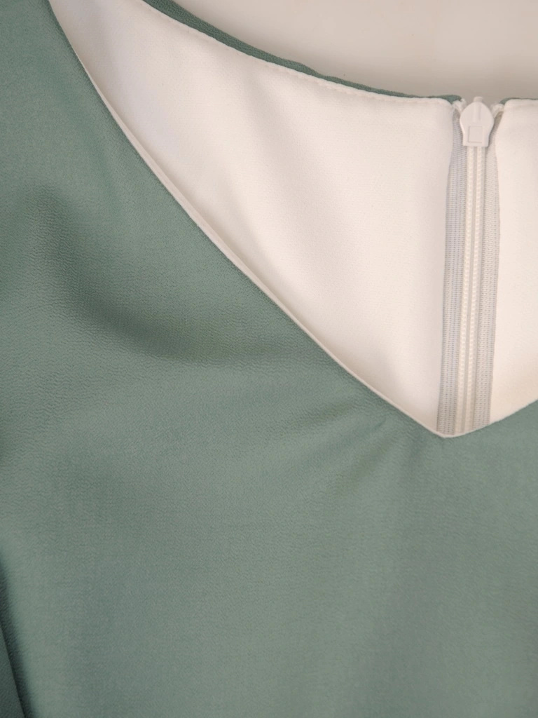 Elegancka sukienka wizytowa midi w kolorze zielonym – prosty fason z ozdobną klamrą wysmuklający sylwetkę 33081