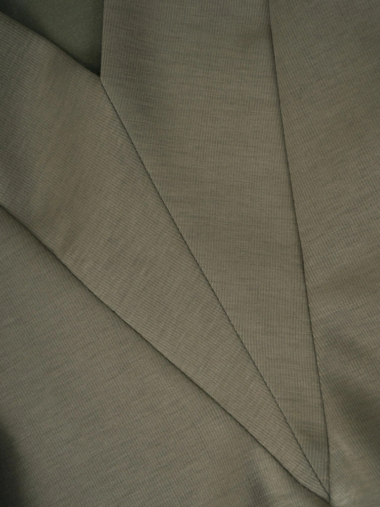 Elegancka sukienka khaki trapezowa z paskiem i rękawem 3/4 – swobodny krój midi z bocznymi rozcięciami 39476