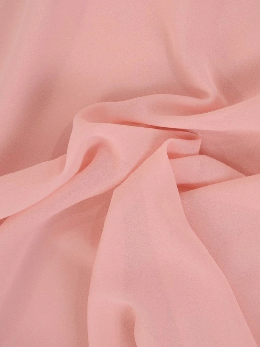 Elegancka sukienka wizytowa midi w pudrowym różu – luźny, prosty fason z połyskującym akcentem 26780