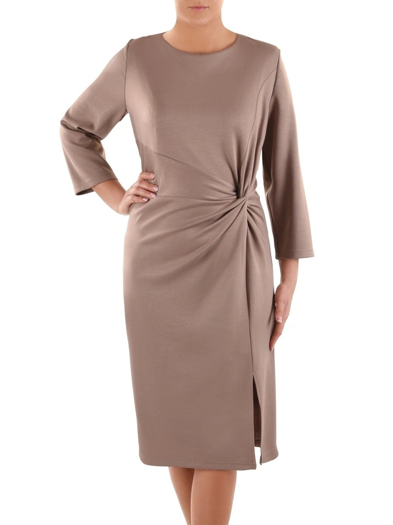 Elegancka prosta sukienka midi w odcieniu beżu – maskujące talię marszczenie ze zmysłowym rozcięciem 40939
