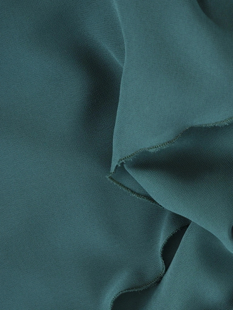 Elegancka długa sukienka trapezowa w kolorze butelkowej zieleni – zwiewny fason maskujący biodra 38111