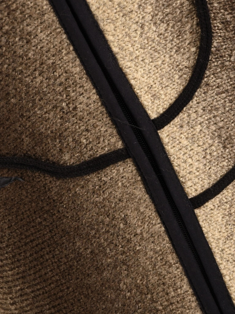 Elegancki sweter damski rozpinany ze stójką w odcieniach beżu – luźny fason z ozdobnymi guzikami 42180
