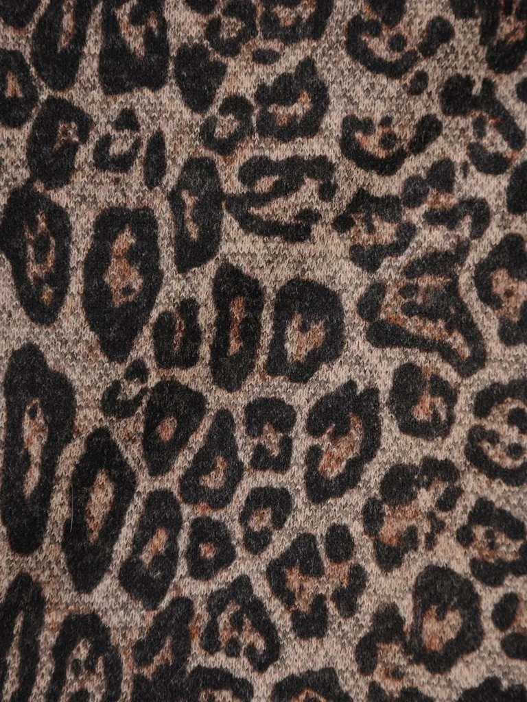 Wizytowa sukienka midi w cętki na jesień – prosty fason z ozdobnym guzikiem subtelnie wysmuklający 22301