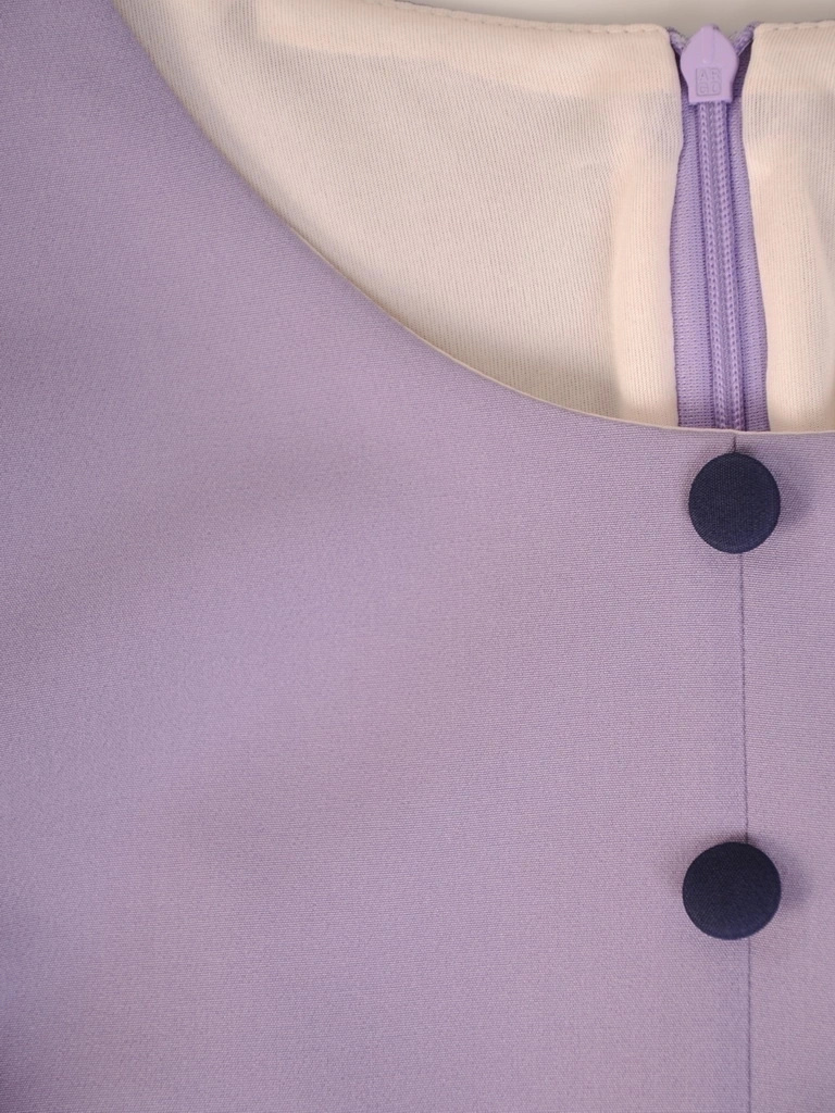 Liliowa sukienka damska midi o prostym kroju – elegancki model z rękawem 3/4 wysmuklający sylwetkę 33063