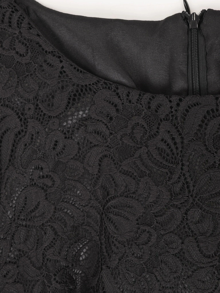 Elegancka czarna sukienka trapezowa midi w kwiaty – swobodny krój z ozdobnymi falbanami 27386