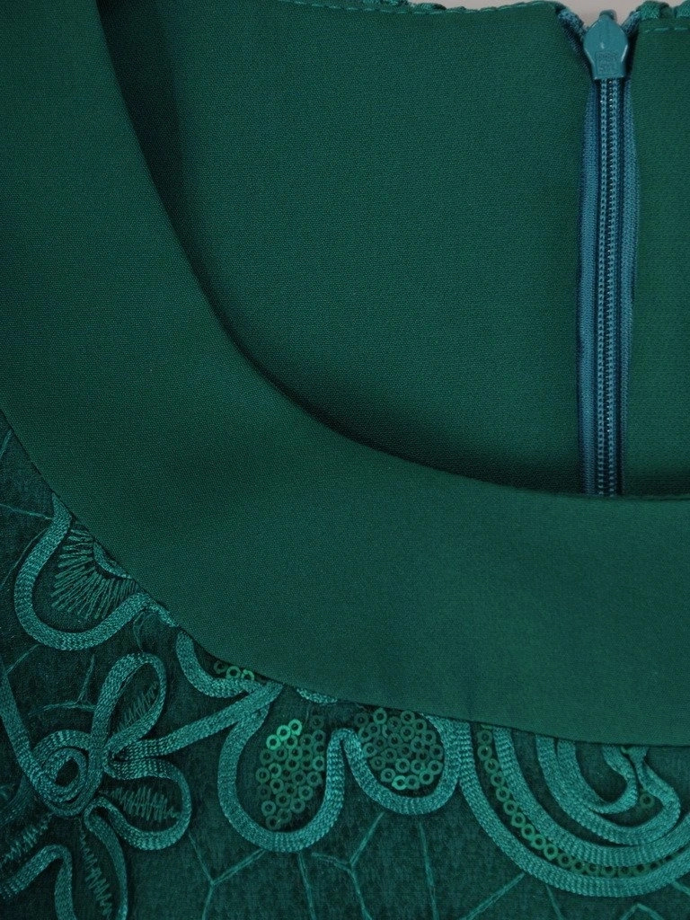 Szmaragdowa sukienka midi na wesele o prostym kroju – szyfonowa baskinka pięknie podkreślająca talię 22686