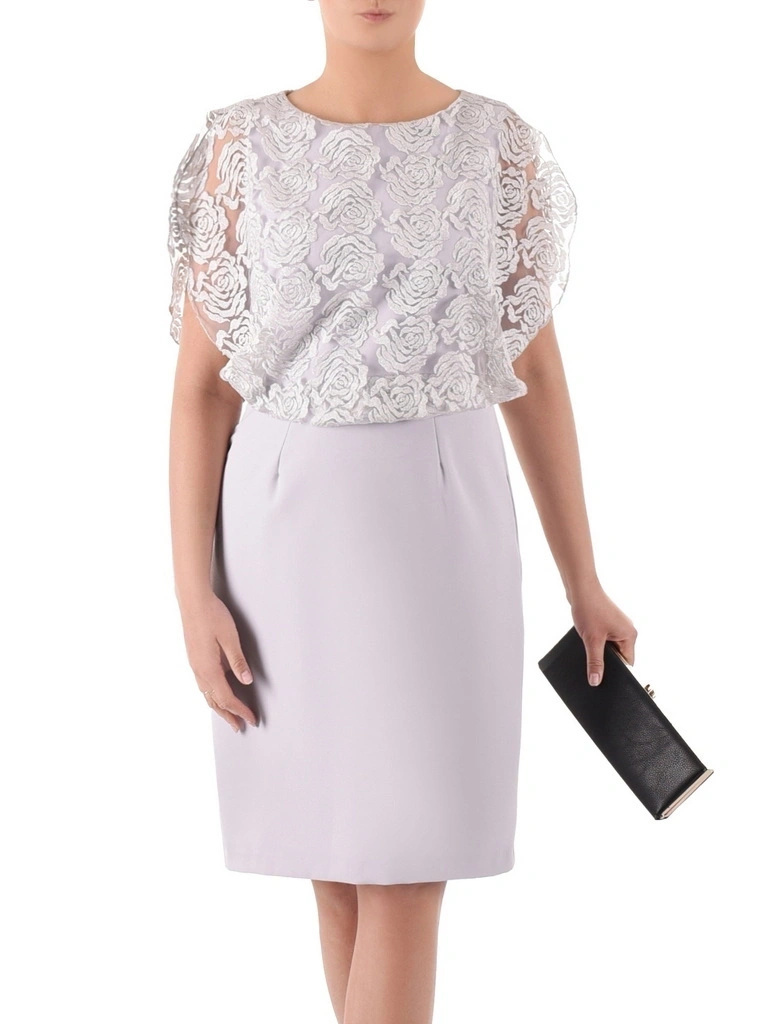 Elegancka sukienka midi w kwiaty na wesele – prosty fason w gołębim odcieniu 32632