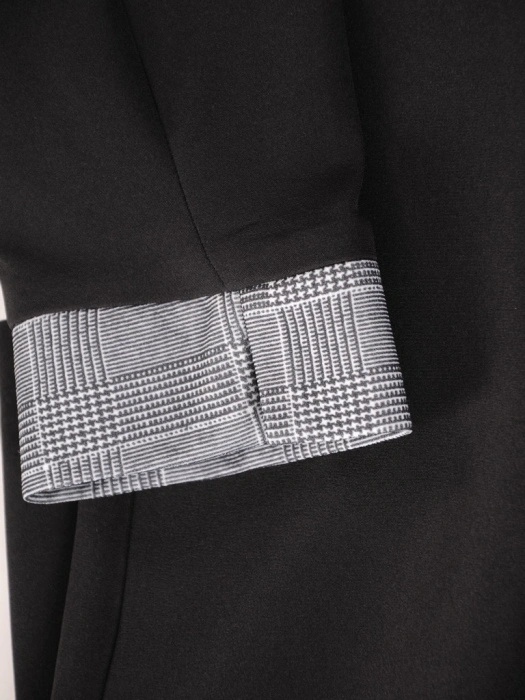 Elegancka sukienka biurowa w kratkę ze stójką – prosty krój z paskiem modelującym talię 37478
