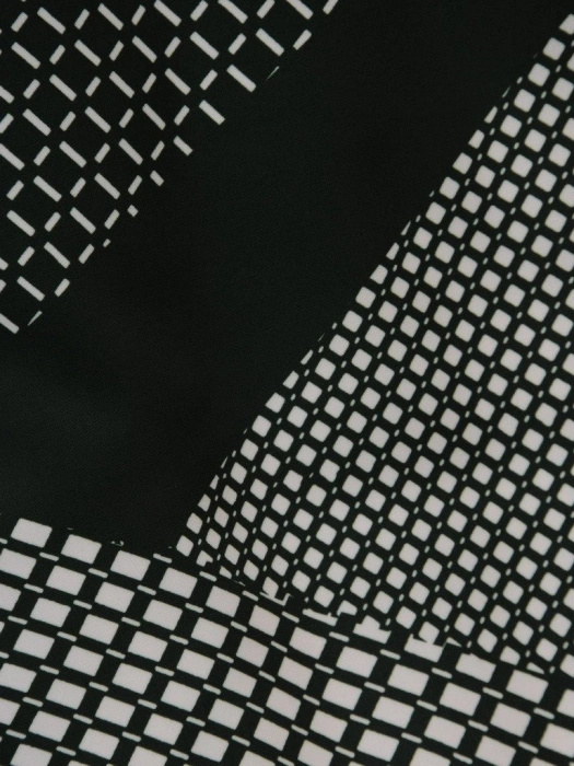Ciemnozielona sukienka o prostym kroju w geometryczny print – szykowny dekolt w łódkę i wygoda 20051