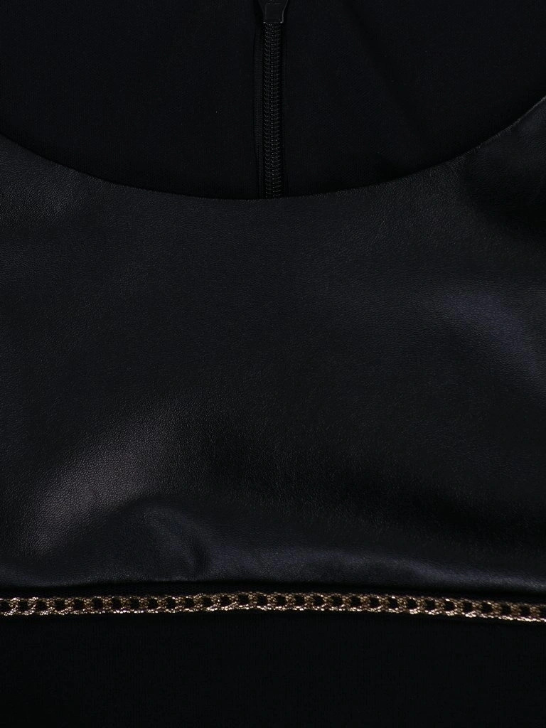 Czarna prosta sukienka midi z dekoltem łódka – elegancki model z łańcuszkiem 13704