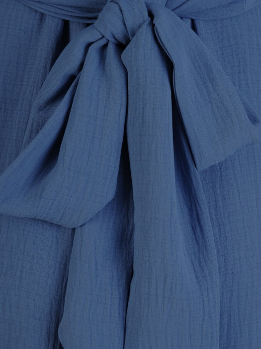 Niebieska kreszowana sukienka z ozdobnym wiązaniem w pasie 28261