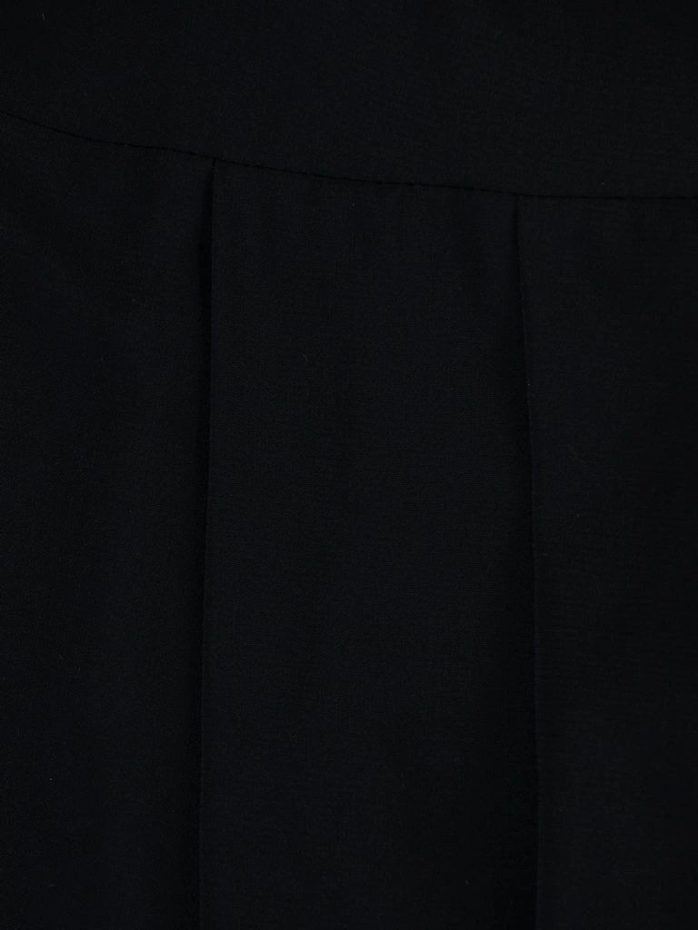 Elegancka czarna sukienka midi z plisowanym dołem – lekko rozkloszowany krój akcentujący talię 3215