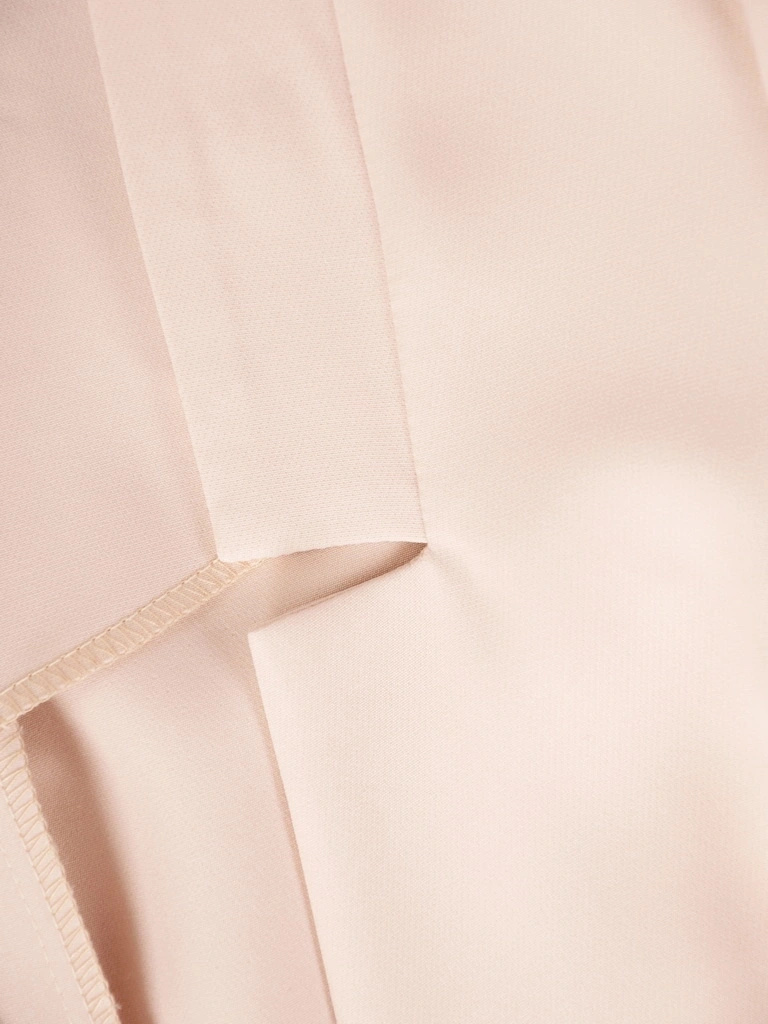 Elegancka garsonka damska na wesele z rozkloszowaną sukienką – tuszujący fason z żakietem na ozdobny guzik 39846