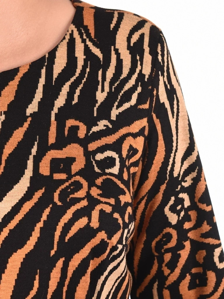 Pomarańczowa sukienka rozkloszowana maxi – stylowy zwierzęcy print z paskiem podkreślającym talię 40435