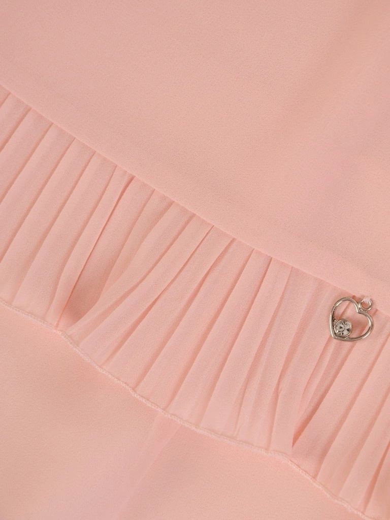 Elegancka brzoskwiniowa sukienka midi z narzutką – prosty fason z plisowanymi akcentami 26270