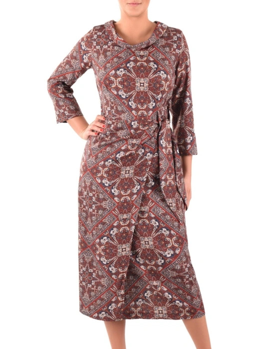 Prosta sukienka midi w wzory beżowo-brązowe – elegancki model z kołnierzykiem i paskiem 40390