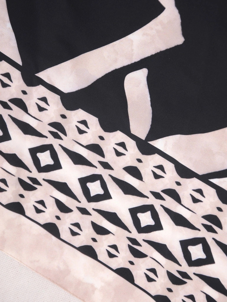 Klasyczna sukienka wizytowa midi w beżowy print – prosty fason z paskiem modelującym talię 38691